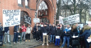 Budowlanka pikietowała przeciwko połączeniu szkoły