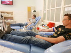 pracownicy Miejskiego Ośrodka Pomocy Rodzinie, Hydro Naval i CIS oddają krew w RCKiK w Słupsku