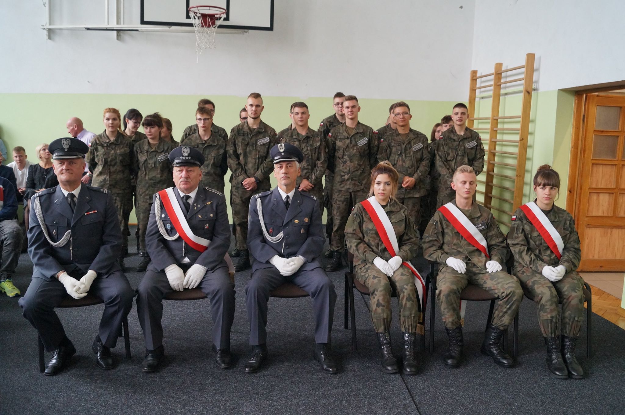 Uroczystość wprowadzenia repliki sztandaru 28 słupskiego pułku lotnictwa myśliwskiego