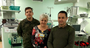 Mjr. William Ambler, przedstawiciel angielskiej armii (z prawej) podczas wizyty w SOR słupskiego szpitala. Fot. WSzS