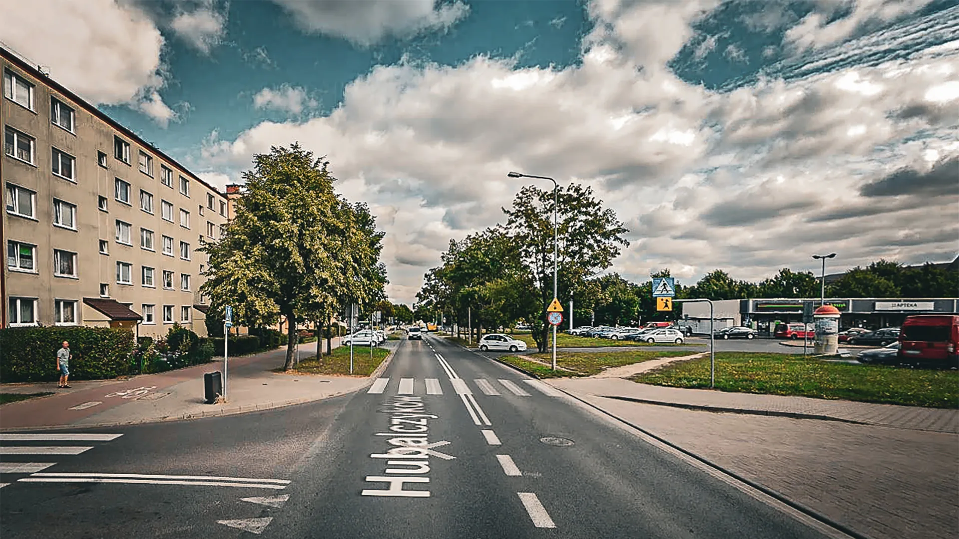 ulica Hubalczyków w mieście Słupsk i wyznaczone pierwsze z dwóch przejście dla pieszych do modernizacji w ramach programu inwestycyjnego - Bezpieczny Słupsk