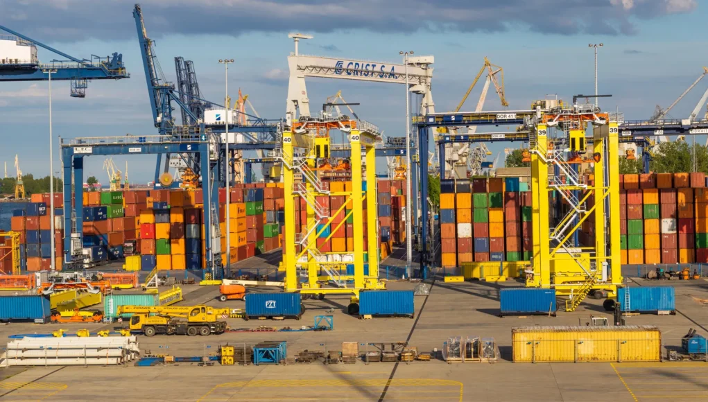 Port Gdynia. Serwisy techniczne w cieniu statków i kontenerów