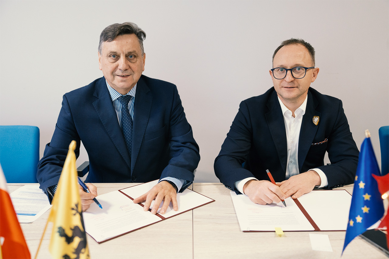 Marcin Skwierawski - Wicemarszałek Województwa Pomorskiego oraz Ryszard Szybajło - Burmistrz Miasta Człuchów prezentują podpisane porozumienia rewitalizacyjne dla Człuchowa. (Fotografia: Jacek Sowa / UMWP)