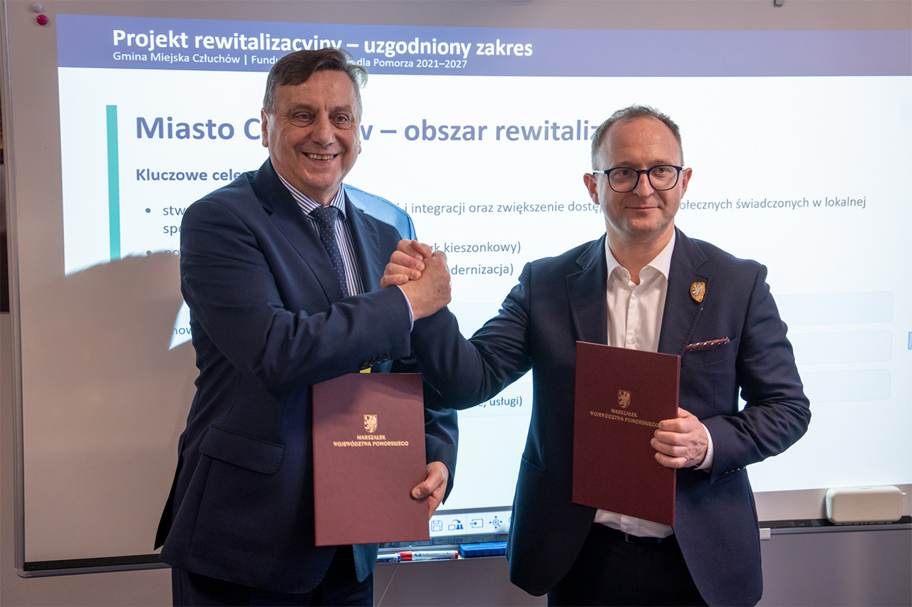Marcin Skwierawski - Wicemarszałek Województwa Pomorskiego oraz Ryszard Szybajło - Burmistrz Miasta Człuchów prezentują podpisane porozumienia rewitalizacyjne dla Człuchowa. (Fotografia: Jacek Sowa / UMWP)