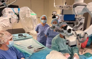 Słupski szpital zrobił 100 operacji przy użyciu robota mikrochirurgicznego