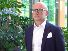 Budownictwo odbija, ale firmy z branży tną inwestycje Budownictwo odbija, ale firmy z branży tną inwestycje - Piotr Warmuła - dyrektor Departamentu Sprzedaży Rynku Maszyn i Urządzeń, Agro - EFL